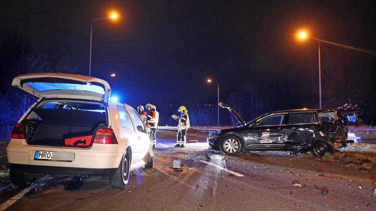 Rostocker Stadtautobahn nach schwerem Unfall stundenlang gesperrt: Betrunkener rast in Vordermann / Verletzter, Führerscheineinzug, hoher Schaden
