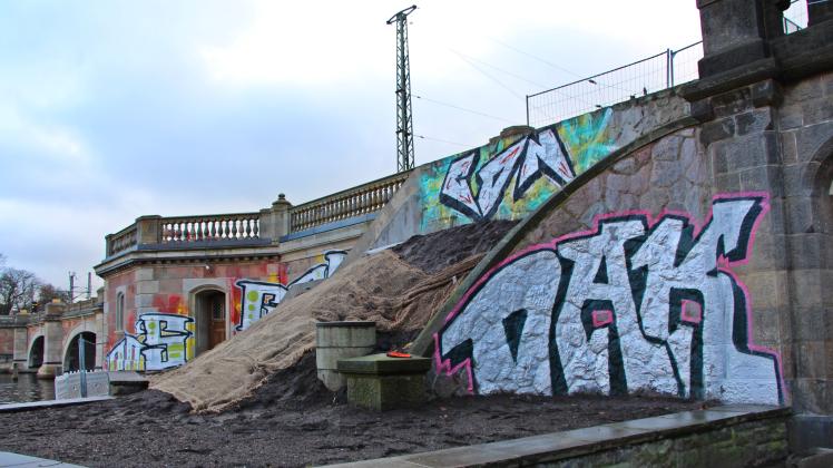 Die Graffiti-Schmiereien an der Nordseite der gerade restaurierten Lombardsbrücke. 