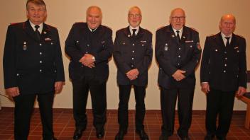 Für 50 Jahre geehrt bei der Freiwilligen Feuerwehr Klein Nordende wurden Rainer Weers (von links), Wilhelm Pump, Jens-Willi Ibels, Rolf Plett und Karl-Heinz Liedtke.