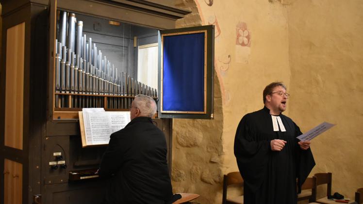 An den Tasten der Heinrich-Rasche-Orgel spielt Organist Christof Munzlinger, Pastor Jonas Görlich (r.) lässt dazu Gesänge von Johann Sebastian Bach erklingen.