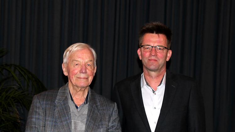 Vorsitzender Arne Petersen (rechts) vom Grundhofer Gesangverein gratulierte Nikolaus Hansen zu 75 Jahren als aktiver Chorsänger.
