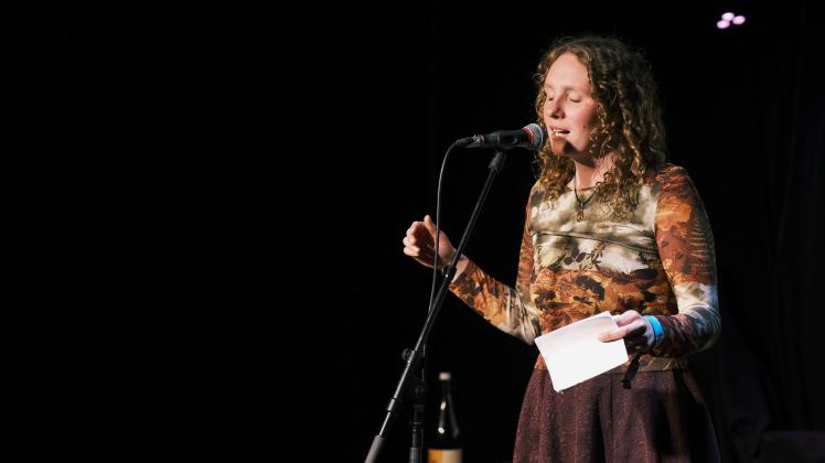 Theresa Steigleder aus Greifswald nahm 2022 an den 26. Deutschsprachigen Poetry Slam Meisterschaften in Wien teil.