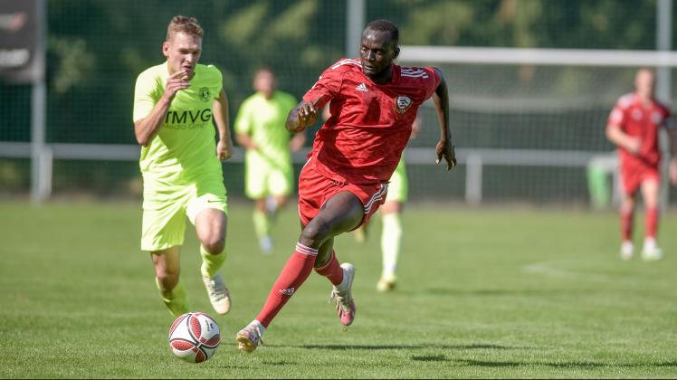 Stürmer Djibril N Diaye (rechts) ist bislang zweitbester Torschütze beim Rostocker FC. Fortan bekommt er neue Konkurrenz.