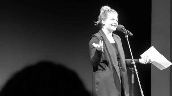 Poerty Slammerin Rebecca Heims hat ihre Beobachtungen am Stralsunder Hafen aufgeschrieben und im Theater auf die Bühne gebracht.