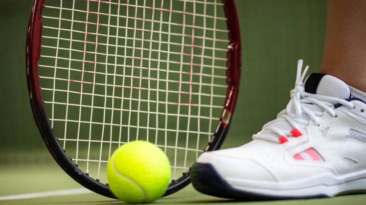 Symbolbild Tennis: Nahaufnahme von einer Tennisspielerin in der Halle *** Symbol image tennis close up of a tennis play