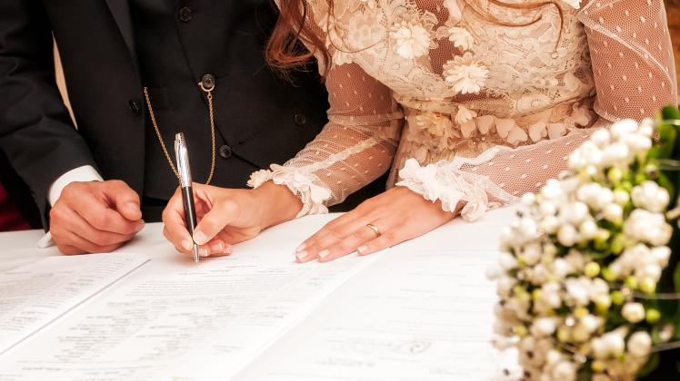 Detail of the hand of a bride who signs the marriage act