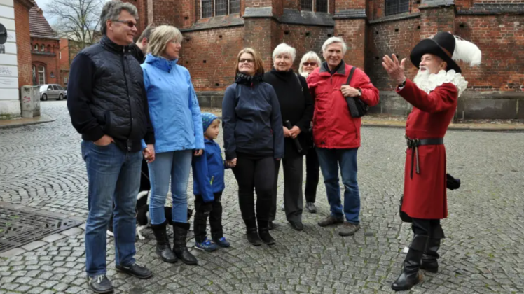 Stadtführer Dietrich Felske, verkleidet als Petermännchen, ist bei Touristen besonders beliebt.