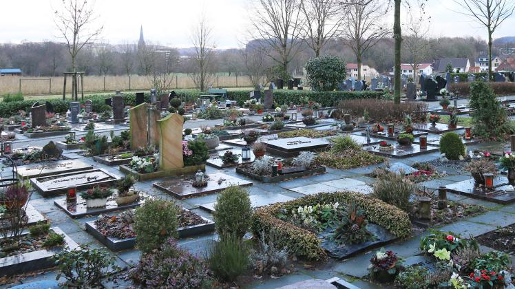 Blick auf den Parkfriedhof Oesede in Georgsmarienhütte, Januar 2023 // Grab Bestattung Sarg Urne Friedhofsgebühren Beerdigung