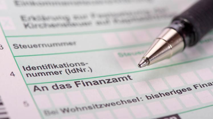 Einkommensteuererklärung Formular Steuererklärung für Finanzamt Copyright: xZoonar.com/Wolfilserx 8149488