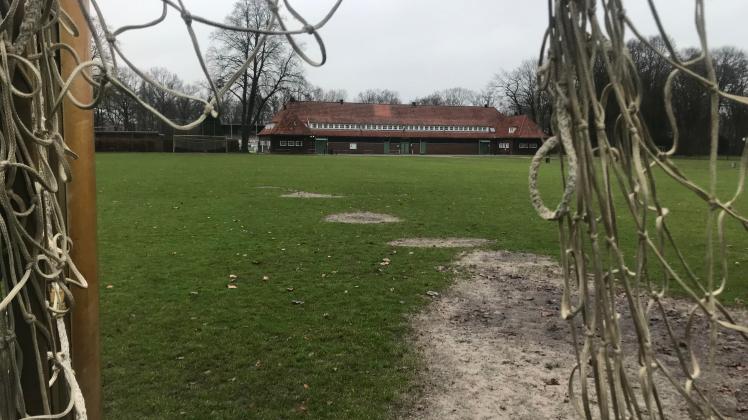 Wann auf diesem Fußballplatz im Delmenhorster Stadion mit dem Bau der neuen Sporthalle begonnen werden kann, ist auch mehr als ein Jahr nach dem symbolischen Spatenstich offen.