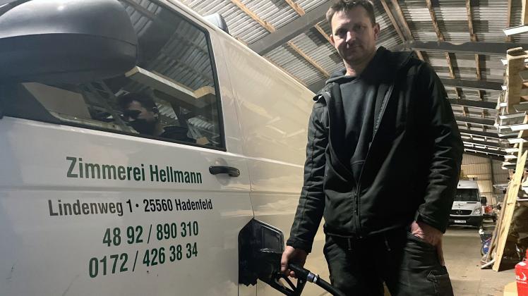 Dirk Hellmann aus Hadenfeld hadert mit den hohen Benzinpreisen und gestiegen Kosten für Material.