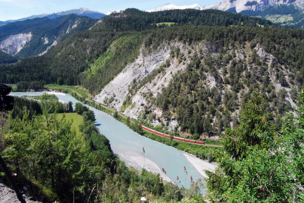 Blick aufs türkisblaue Wasser: Zwischen Reichenau und Ilanz passiert der Glacier-Express die Rheinschlucht, die auch „Swiss Grand Canyon“ genannt wird.