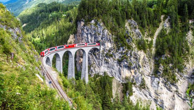 Eines der Wahrzeichen der Rhätischen Bahn: Der Landwasser-Viadukt in der Nähe von Filisur. 65 Meter hoch und 136 Meter lang ist er und wird sowohl vom Glacier-Express als auch vom Bernina-Express überquert.