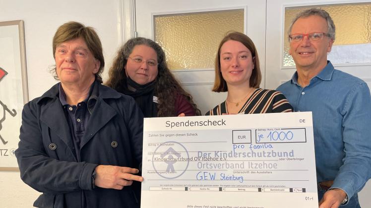 Dieter Krämer (l.) und Stefan Klindt von der GEW übergaben eine Spende von jeweils 1000 Euro an Nicole Ohms (l., Kinderhaus) und Maria Bentrup (Pro Familia).
