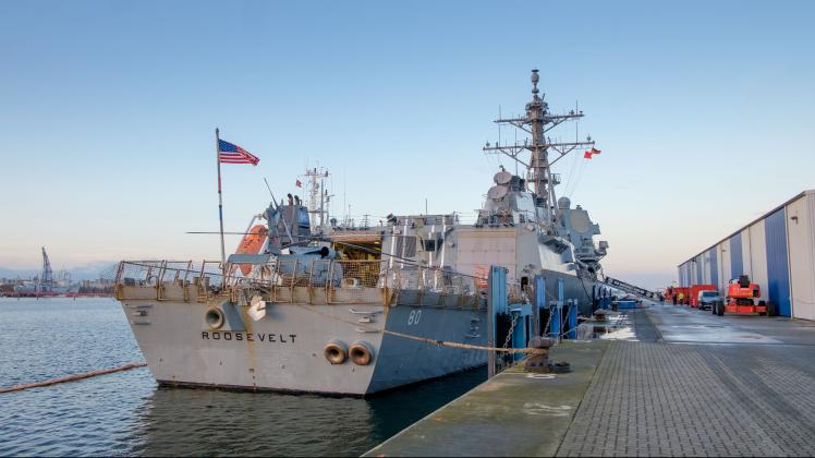 Noch bis Dienstag, 10. Januar, liegt der US-Zerstörer „USS Roosevelt“ im Rostocker Seehafen.