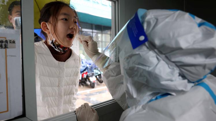 (220317) -- HEFEI, March 17, 2022 -- A resident receives free nucleic acid test at a testing site in Yaohai District of