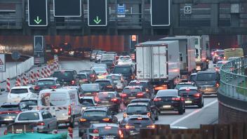 Stockender Verkehr in Hamburg DEU, Deutschland, Hamburg: Fahrzeuge stauen sich zu Ferienbeginn und einen Tag vor Heilig