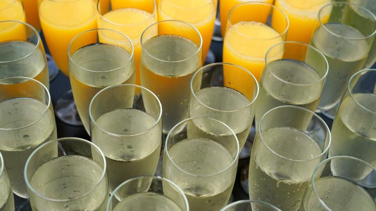 Sektempfang Auf einem Tablett stehen Sektgläser und Gläser mit Orangensaft. Leipzig Zentrum-Nordwest Sachsen Deutschland