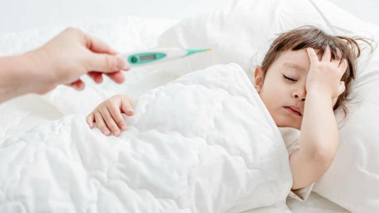Sick child with flu fever laying in bed and mother holding thermometer model released, Symbolfoto, 08.02.2020 06:15:01,