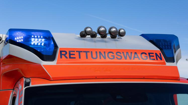 Melle, Deutschland 26. Oktober 2022: Ein Rettungswagen, RTW, mit Blaulicht und Martinshorn. Landkreis Osnabrück Niedersa