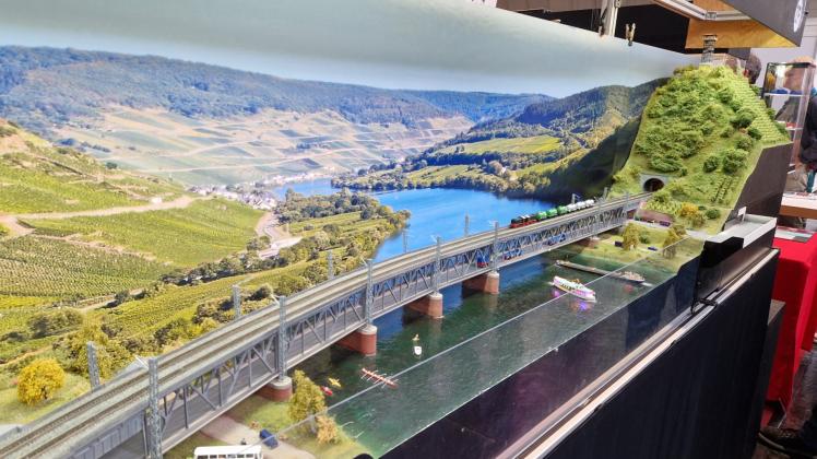 Ein Modell der Brücke in Bullay über die Mosel ist in Bad Schwartau zu sehen.