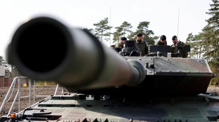 Ein Leopard 2A6 der Bundeswehr steht beim Besuch von NRW-Ministerpräsident Hendrik Wüst bei der Panzerbrigade 21 Lipperl