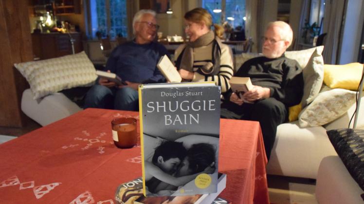 Das Literarische Trio ist wieder da (von links): Knut Kammholz, Beate Kennedy und Jürgen Bauer haben sechs Bücher im Gepäck, die sie ihren Gästen vorstellen und mit ihnen besprechen. 