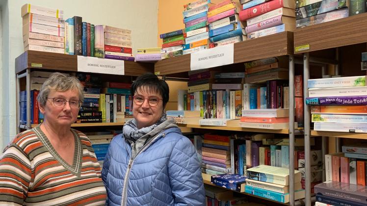 Ein Mal wöchentlich öffnet Annegret Evers (l.) für Lesebegeisterte wie Kriemhilld Böhme die Bibliothek in Mestlin. 