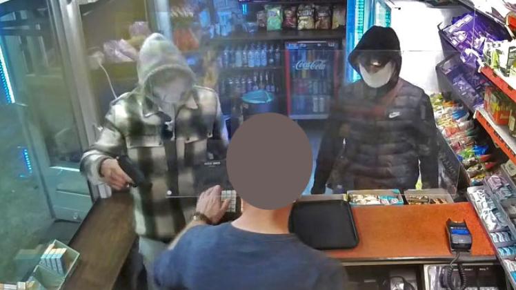 Maskiert und bewaffnet zwangen die beiden Räuber einen Mitarbeiter der Tankstelle zur Herausgabe von Geld.