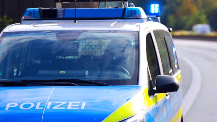 Symbolbild Polizei sperrt Autobahn Zwei Streifenwagen stehen mit Blaulicht auf einer gesperrten Autobahn. Wuppertal ***