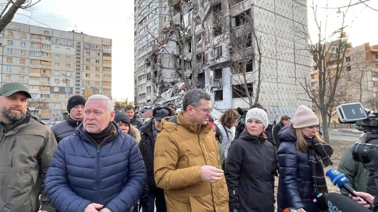 Ukraine-Krieg - Außenministerin Baerbock besucht Ostukraine