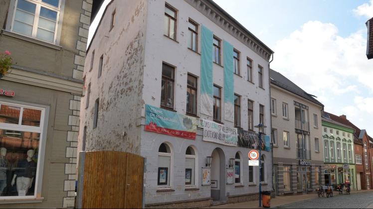 Das baufällige Gebäude des Jungen Staatstheaters Parchim in der Blutstraße.