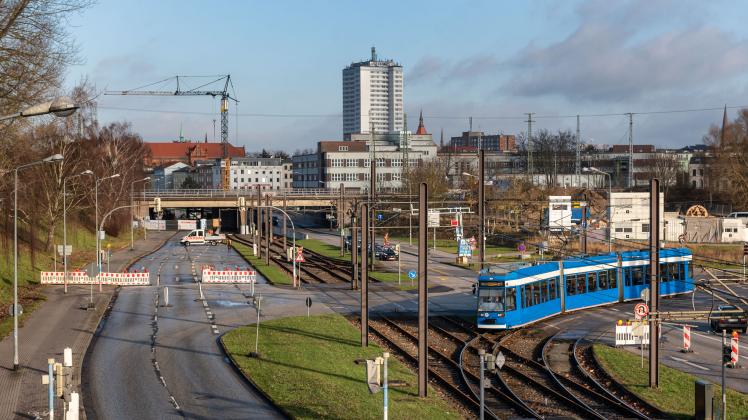 Die „Goethebrücke” nordwestlich des Rostocker Hauptbahnhofes wird saniert
Foto: Georg Scharnweber