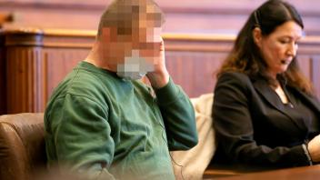Der Angeklagte Krzysztof P. mit seiner Dolmetscherin vor dem Gericht in Flensburg.