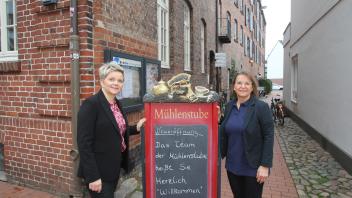 Anja Dithmer-Hesse und Sabine Courtenay freuten sich vor dem historischen Gebäude auf die Neueröffnung der Mühlenstube Elmshorn.