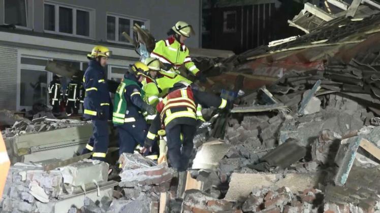 Explosion zerstört Mehrfamilienhaus in Bochum - eine Tote