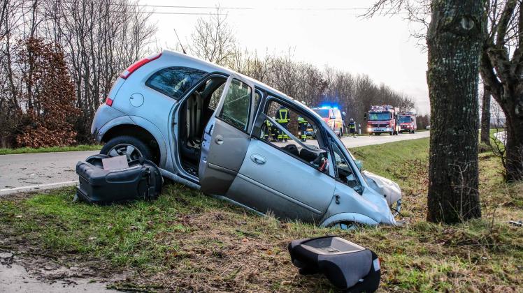 Bollingstedt: Auto Pralllt Gegen Baum, Fahrerin Schwer Verletzt | SHZ