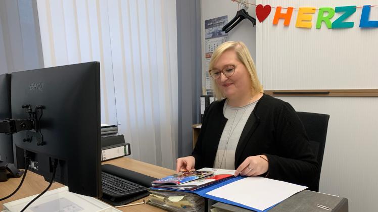 Maike Niehaus am Schreibtisch in ihrem neuen Büro in Neuenkirchen-Vörden.