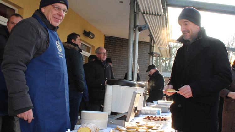Schon 2018 und auch in diesem Jahr wieder im Einsatz: Axel Schoof (l.) bedient die Gäste am Kuchenbuffet des Winterzaubers.