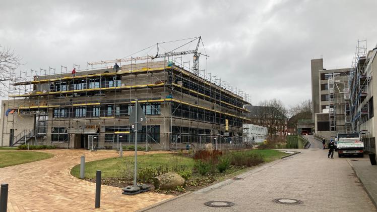 Am neuen Operationszentrum, das die Imland-Klinik am Standort Rendsburg errichten lässt, wird wieder gearbeitet.