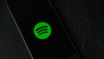 Das Spotify-Logo auf einem Smartphone-Display
