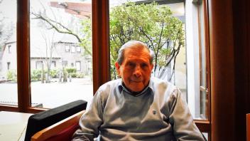 Erwin Kroner im Café des Hildegardstifts: An dem Seniorenheim, in dem er lebt, gefällt ihm vor allem die großzügige Anlage und das viele Grün im Umfeld.