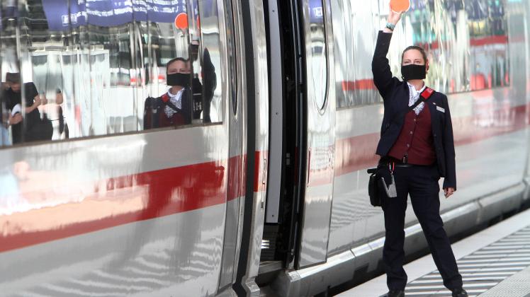 Zugbegleiterin der DB Deutsche n Bahn AG trägt während der Zugabfertigung eines ICE eine Mund Nase Bedeckung im Hauptbah