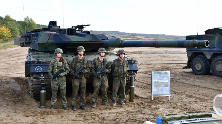 Leopard 2 Kampfpanzer Der Leopard 2 A6 ist der Hauptkampfpanzer der Bundeswehr. Im Vordergrund ist die Munition zu sehen