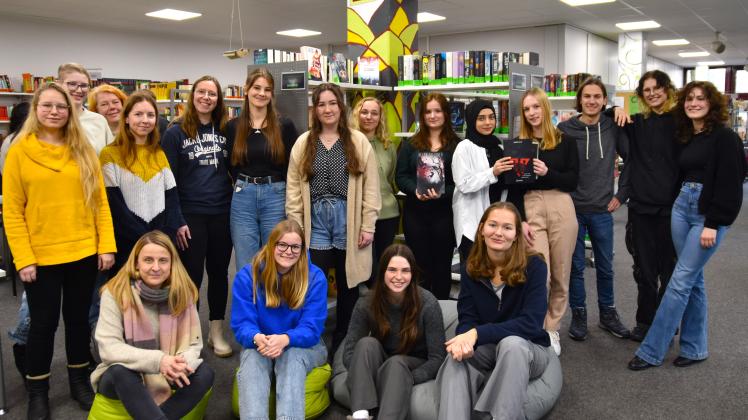 Im Schuljahr 2022/23 gab es wieder viele Aktionen der Schülerfirma zur Leseförderung, begleitet von den Lehrerinnen Erika Labinsky ( Dritte v.l. hinten) und Julia Pietyra (links, sitzend).