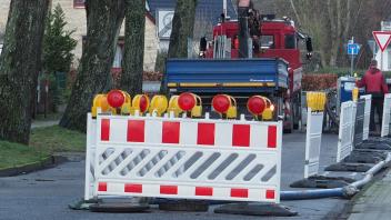 Wegen eines Rohrbruchs musste die Klaus-Groth-Straße kurzfristig gesperrt werden.