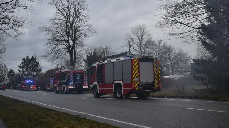Dichte Rauchschwaden stiegen über dem Grundstück an der Landstraße 72 auf als die ersten Feuerwehren eingetroffen waren.  