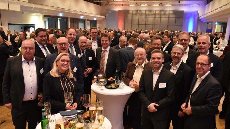 IHK-Neujahrsempfang 2023 in Oldenburg: Auch viele Vertreter aus der Delmenhorster Wirtschaft, Politik und Verwaltung tauschten sich in den Weser-Ems-Hallen in lockerer Atmosphäre aus.