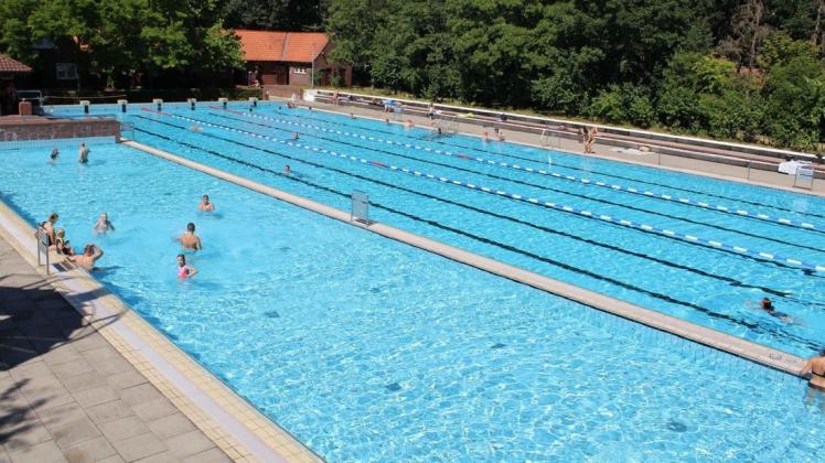 Ein geöffnetes Freibad in Papenburg: Ein solches Bild soll es nach dem Willen der Stadt in diesem Jahr wieder geben.
