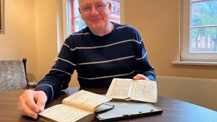 Henry Gawlick zeigt die neuesten Errungenschaften des Museums: Jüdische Gebetbücher von 1854, sowie einen Dankesbrief einer jüdischen Gemeinde an einen Baumeister